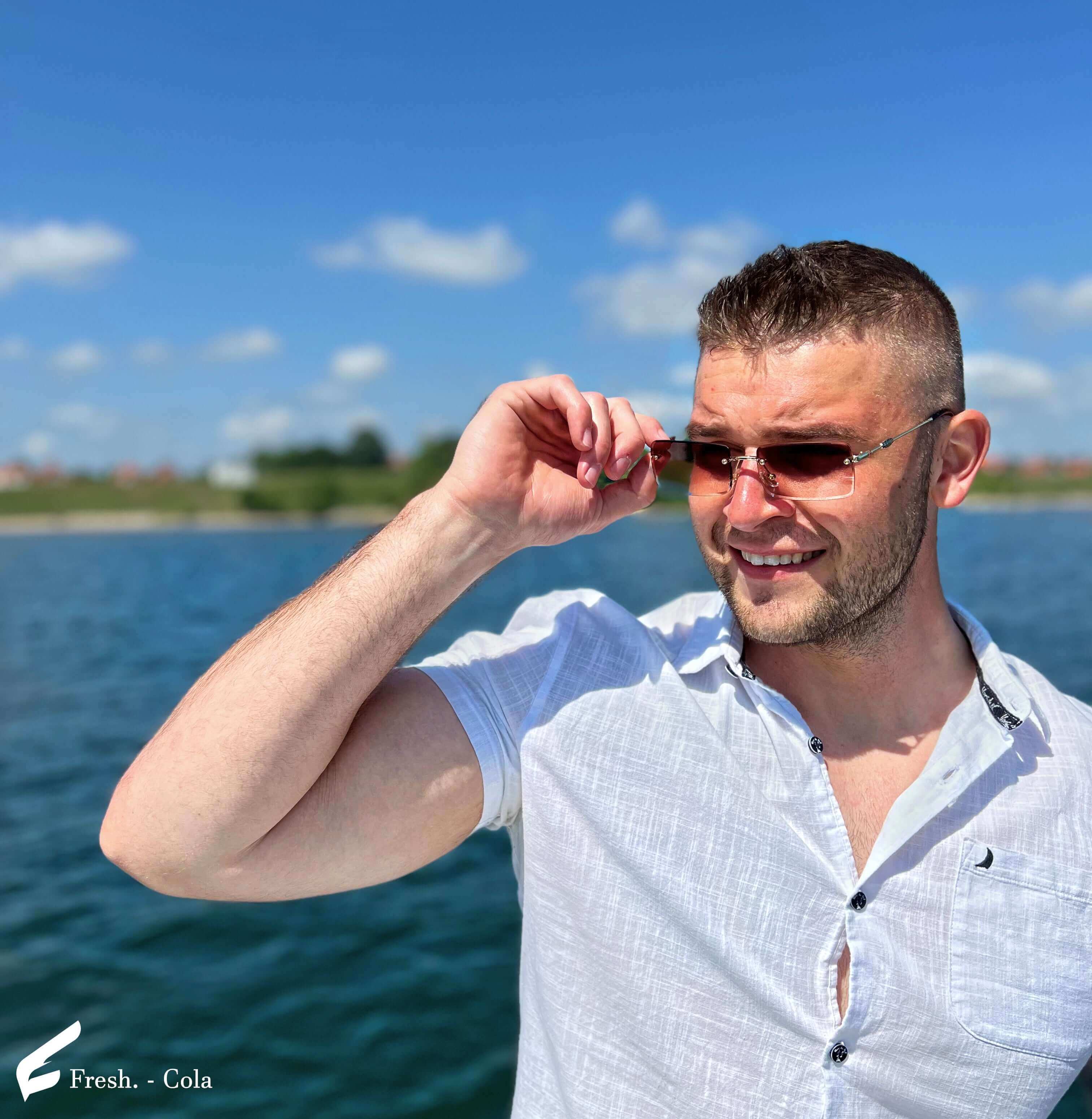 Cola solbriller med guld ved havet
